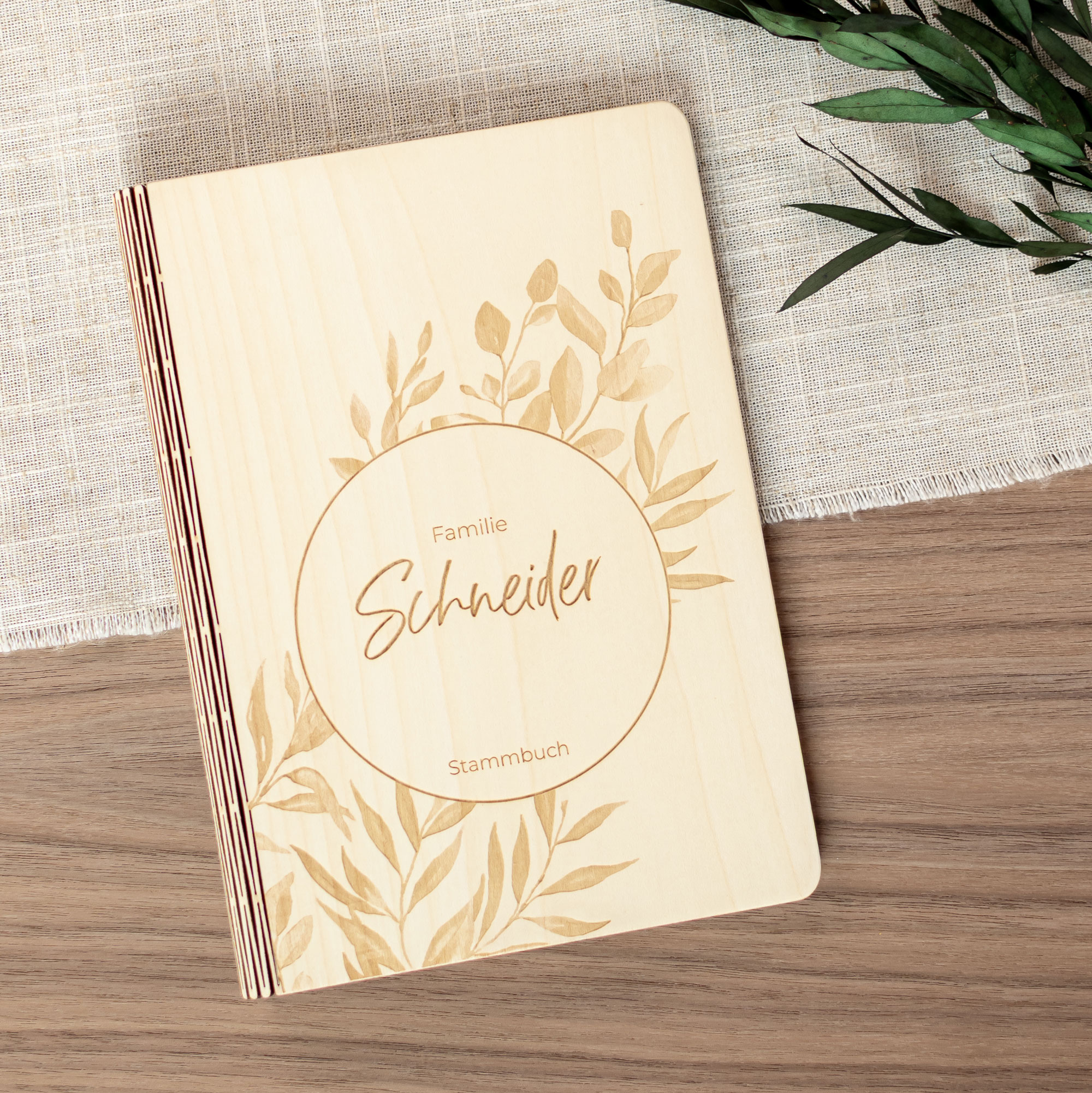 Stammbuch Holz, personalisiert mit Familienname, Eukalyptus
