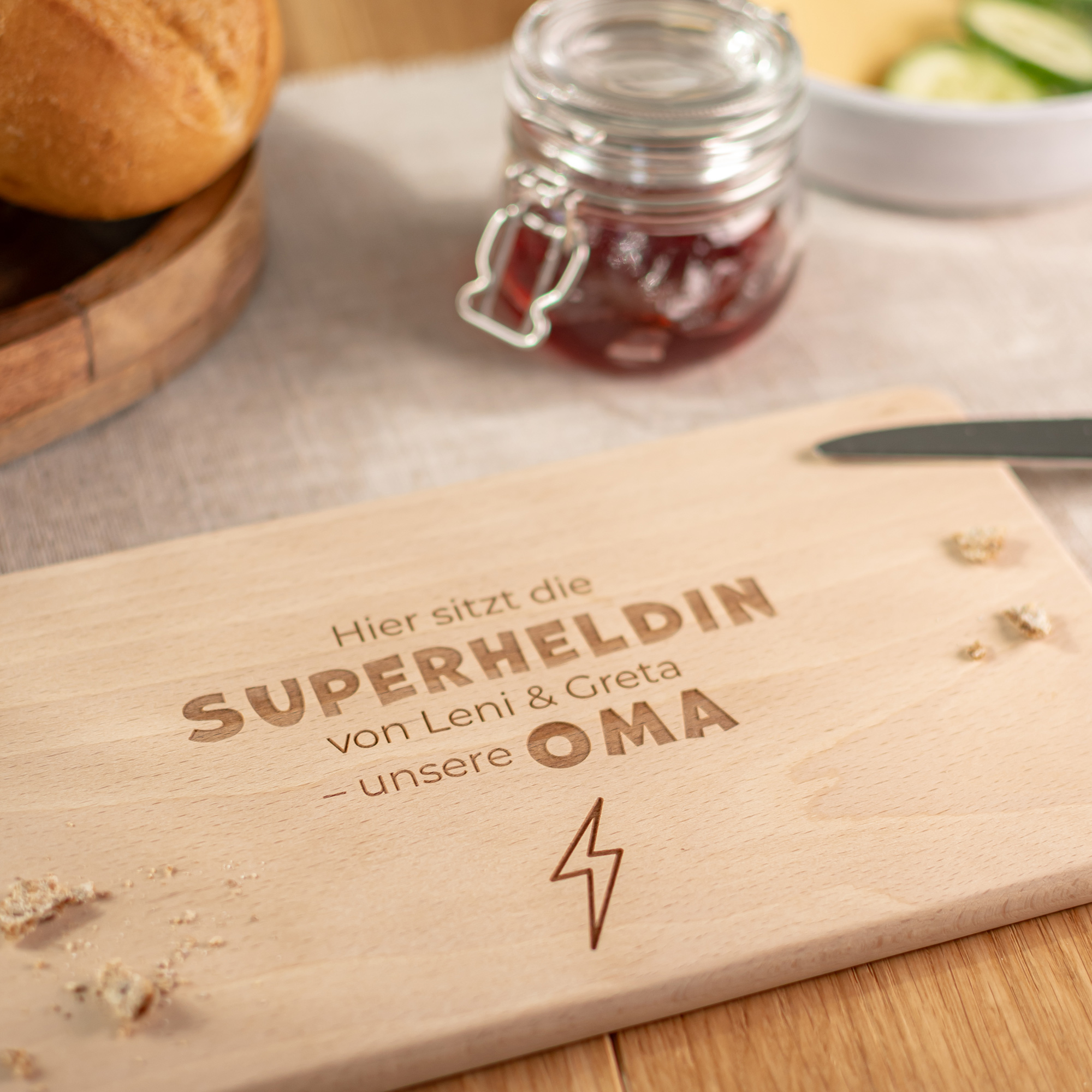 Frühstücksbrettchen aus Holz mit Gravur „Superheldin Oma“ – personalisierbar