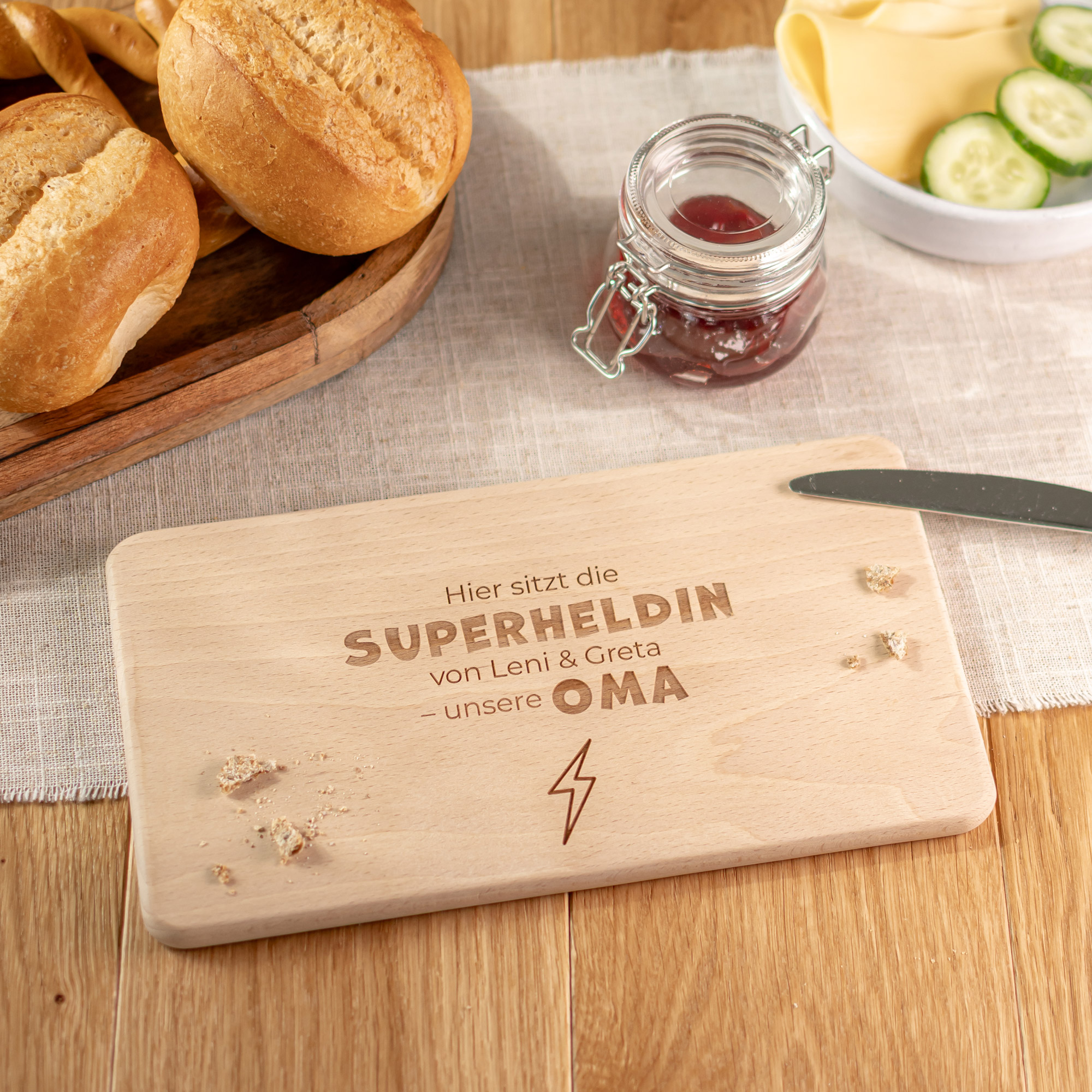 Personalisiertes Frühstücksbrettchen aus Holz für Oma mit Superheldin-Gravur