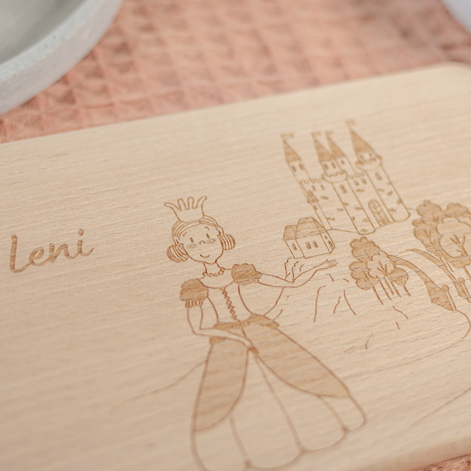Holzbrettchen mit Märchenprinzessin und individueller Namensgravur