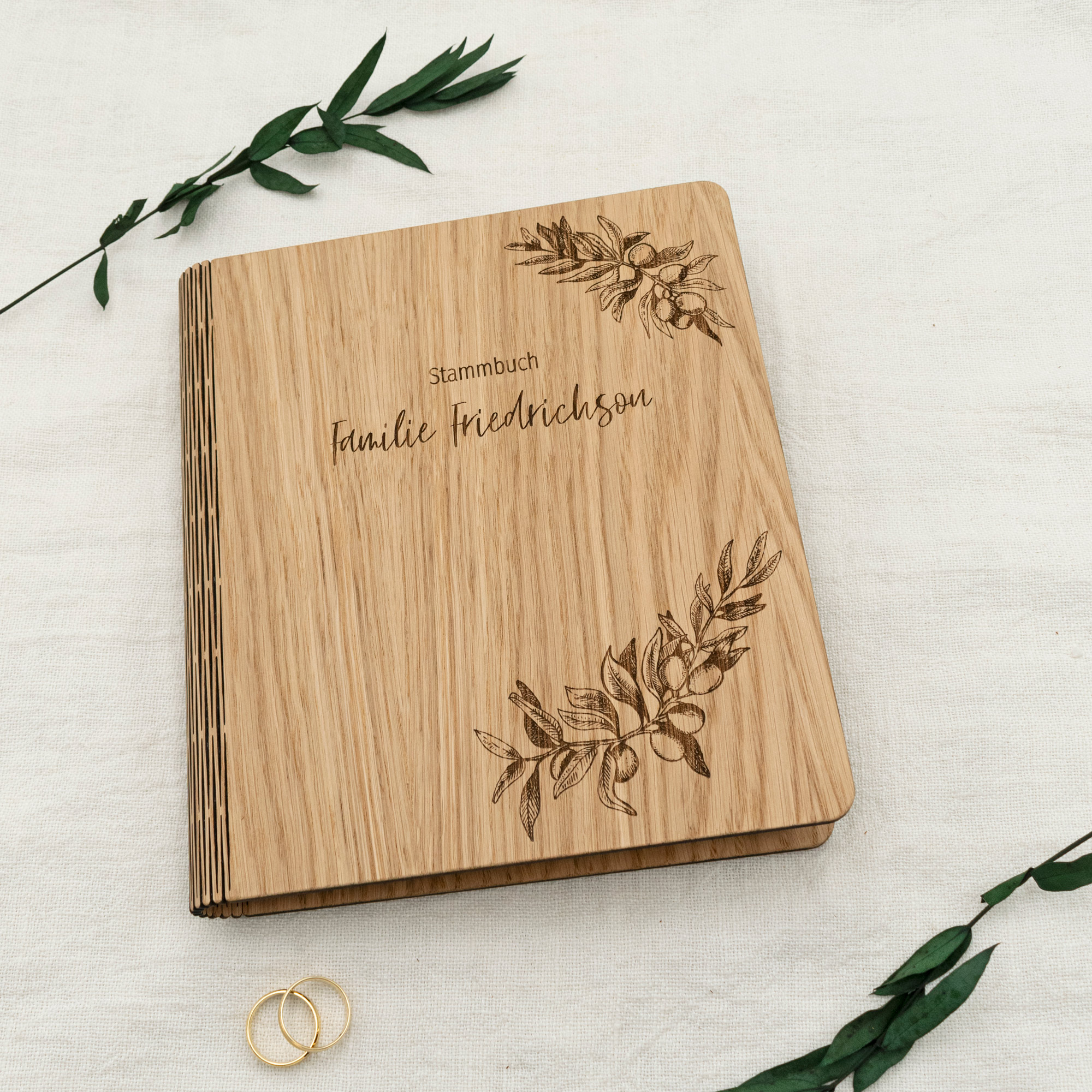 Familienstammbuch aus Holz, personalisiert mit Familienname