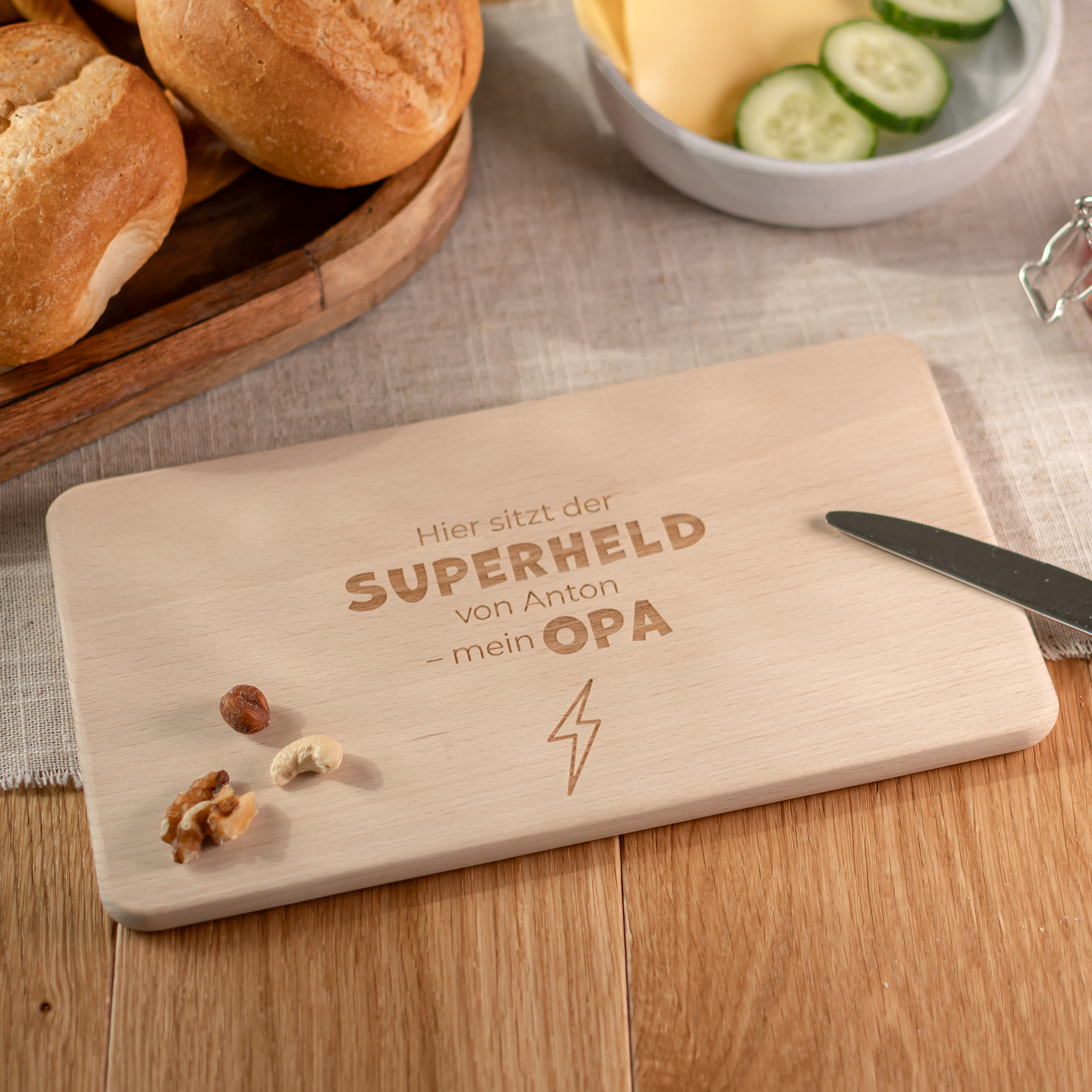 Superheld Opa – graviertes Frühstücksbrett aus Holz mit Wunschname personalisierbar.