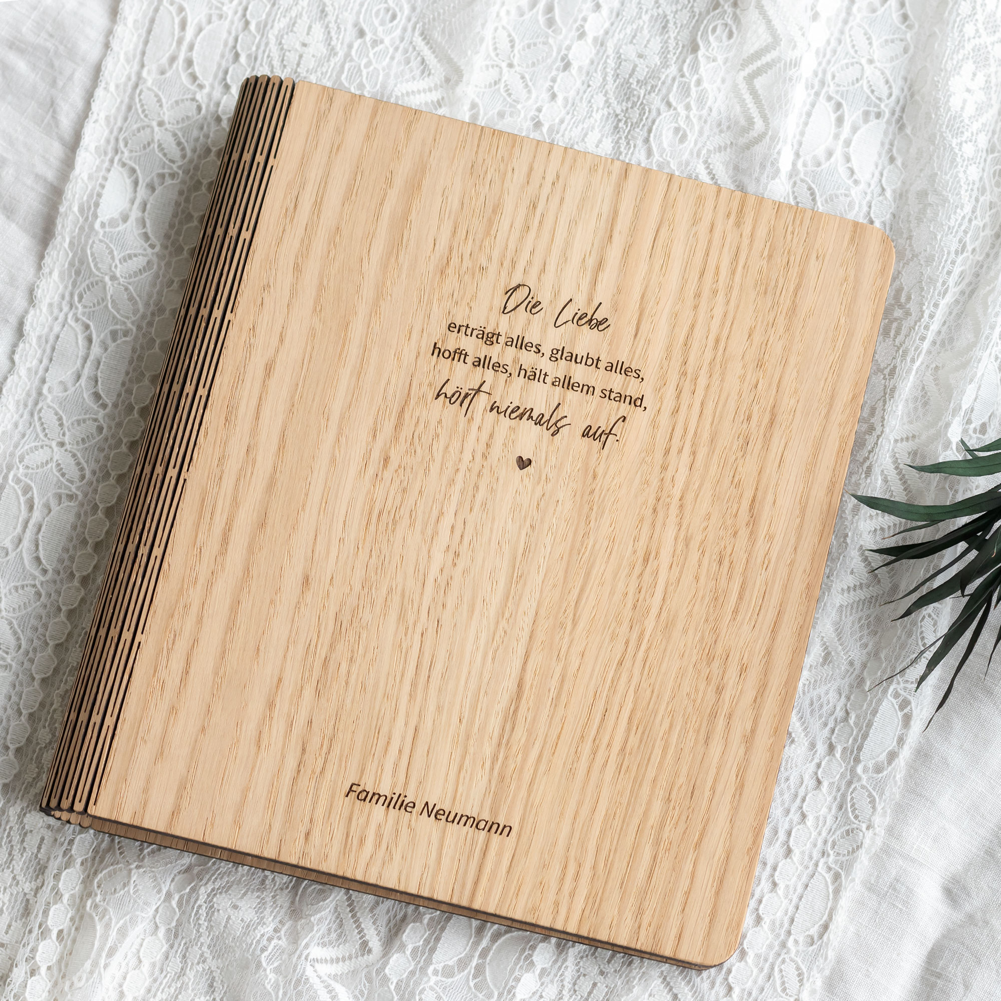 Stammbuch der Familie aus Holz mit Spruch "Die Liebe hört niemals auf", personalisierbar