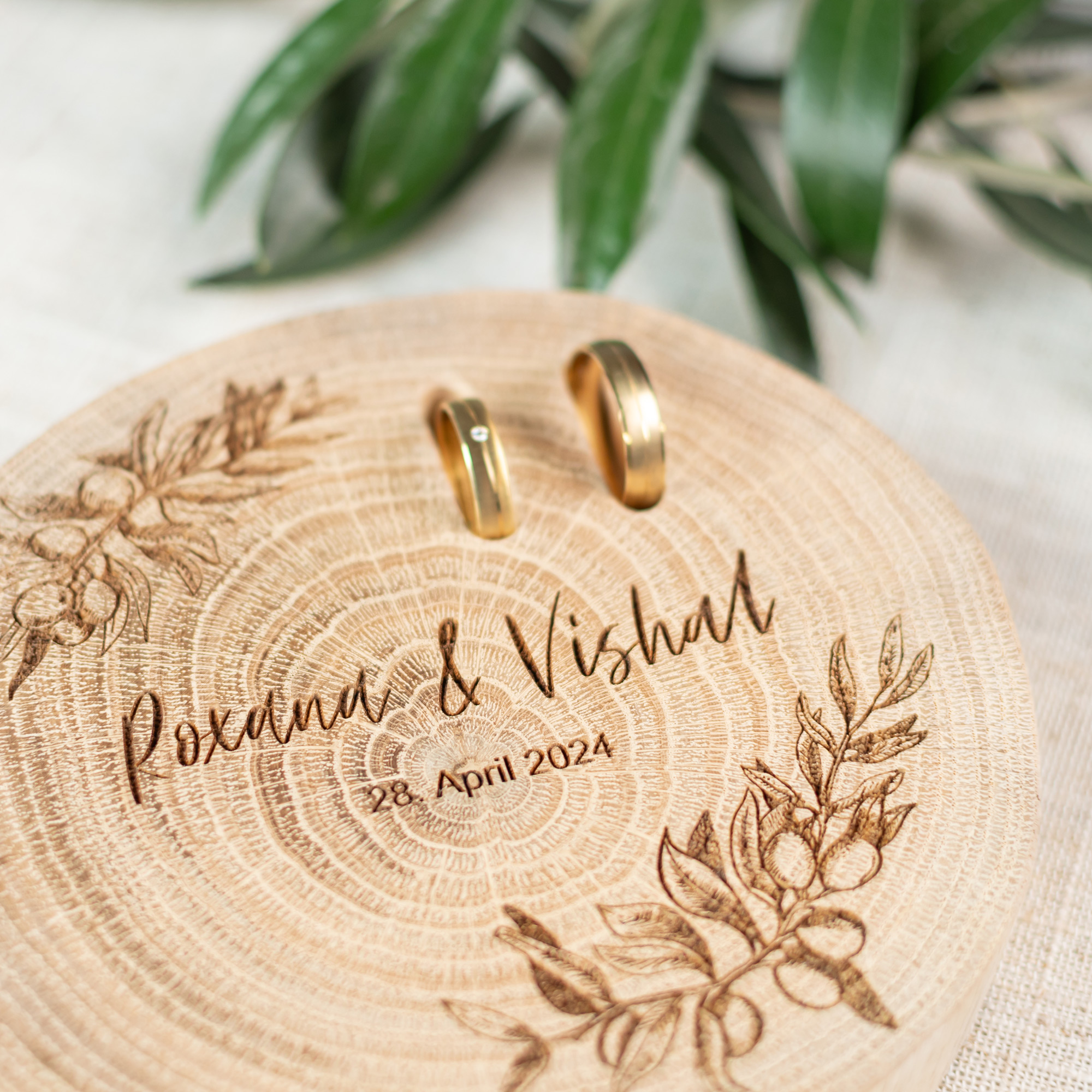 Baumscheibe als Ringkissen für Hochzeit. Personalisietr mit Namen des Brautpaars und Hochzeitsdatum.