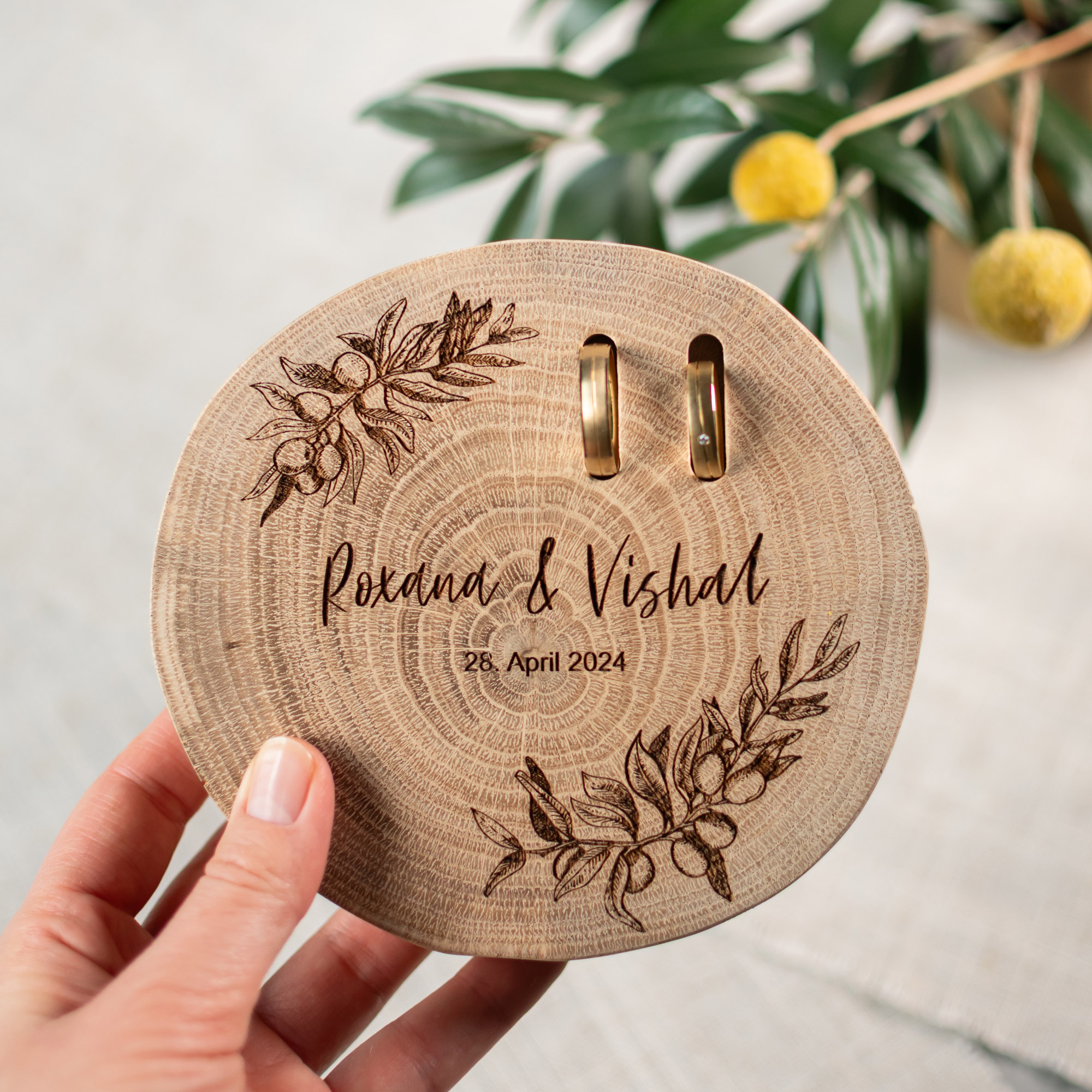 Ringkissen aus Holz für mediterrane Hochzeit – Olivenzweig