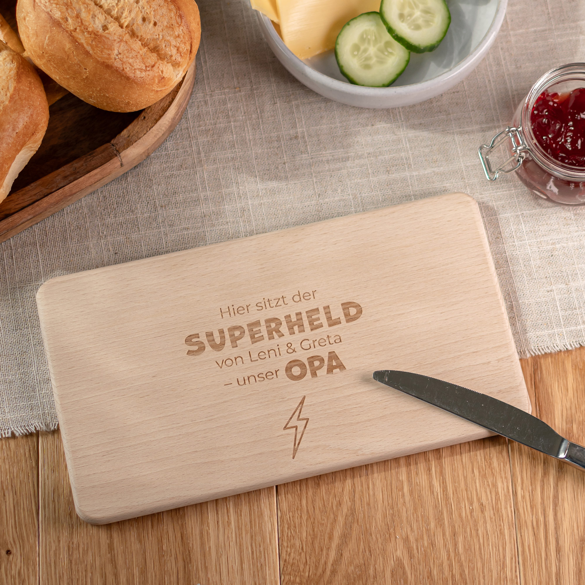 Personalisiertes Holzbrettchen für Opa – Superhelden-Design für den Frühstückstisch