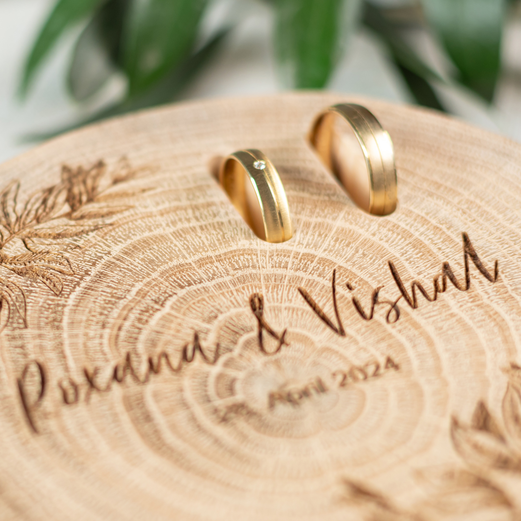 Ringträgerkissen aus Holz für Hochzeit mit Gravur der Namen un dem Datum der Hochzeit