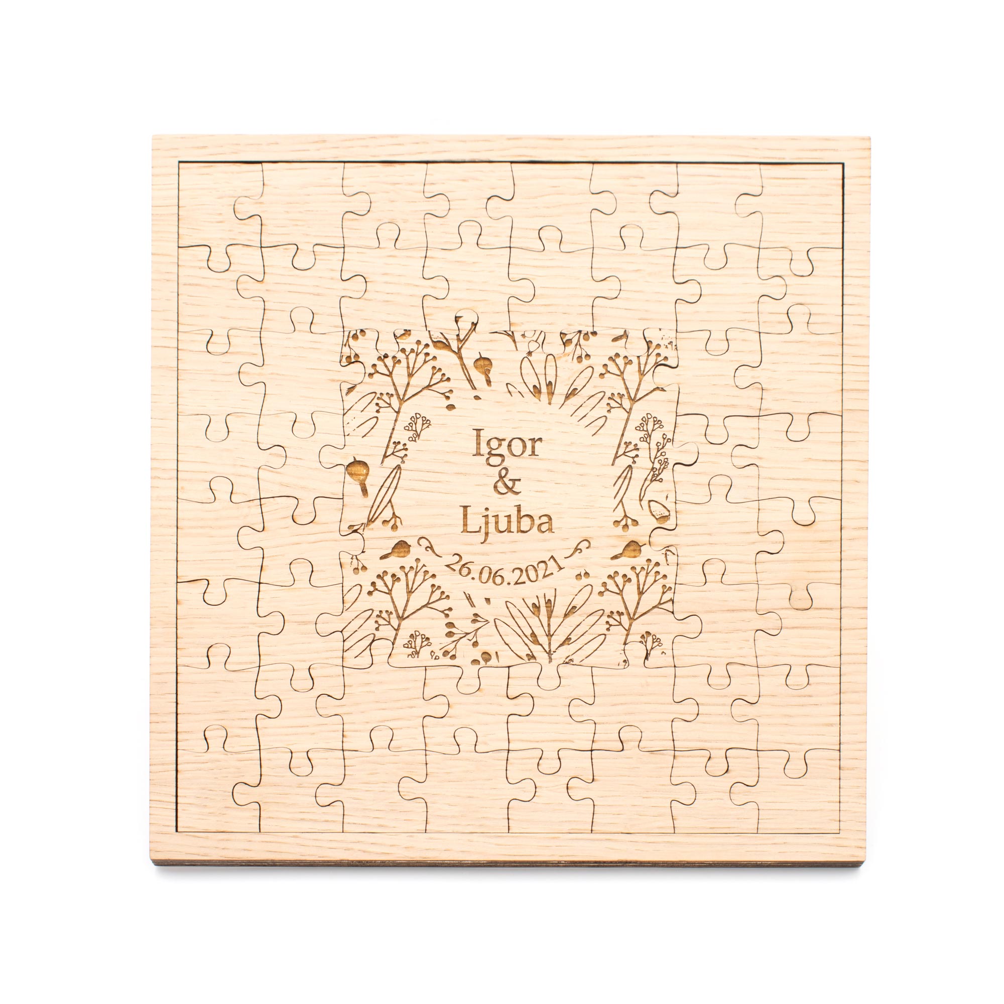 quadratisches Puzzle-Gästebuch zur Hochzeit aus Holz mit Namen des Brautpaares graviert, in süßem Blumen-Design, frontal