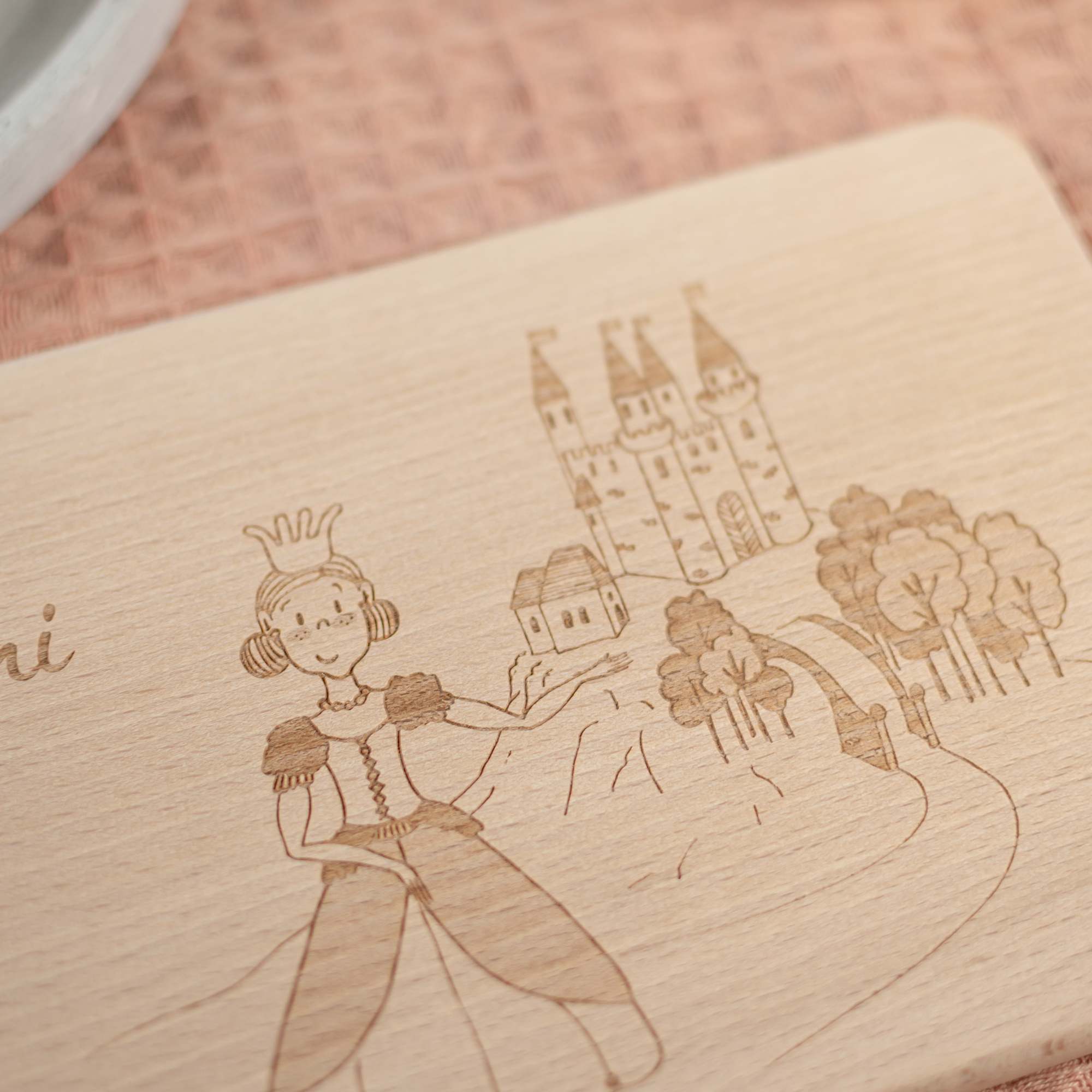 Brettchen aus Holz mit Name und Märchenschloss