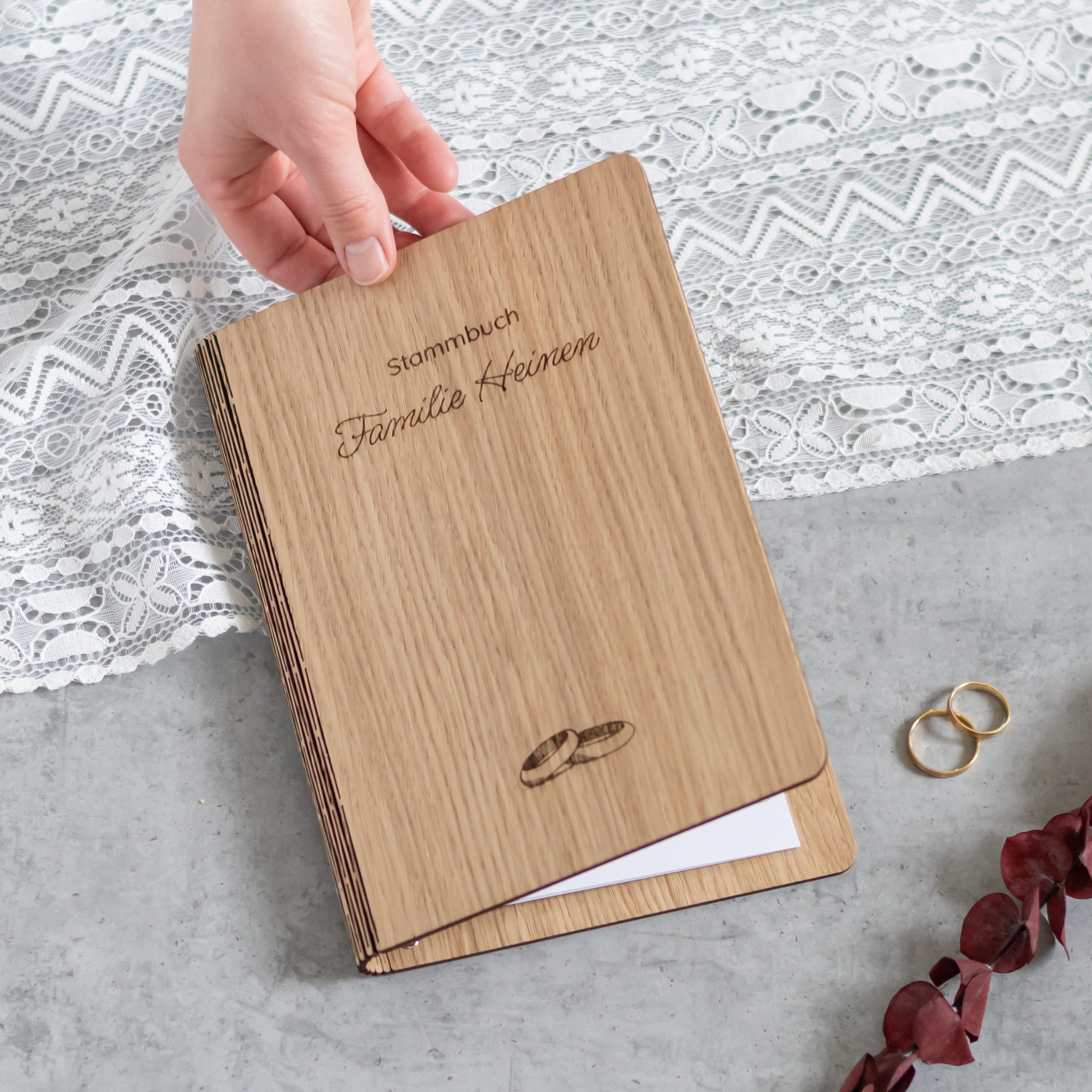 Klassisches Stammbuch aus Holz mit Familienname für Heiratsurkunde