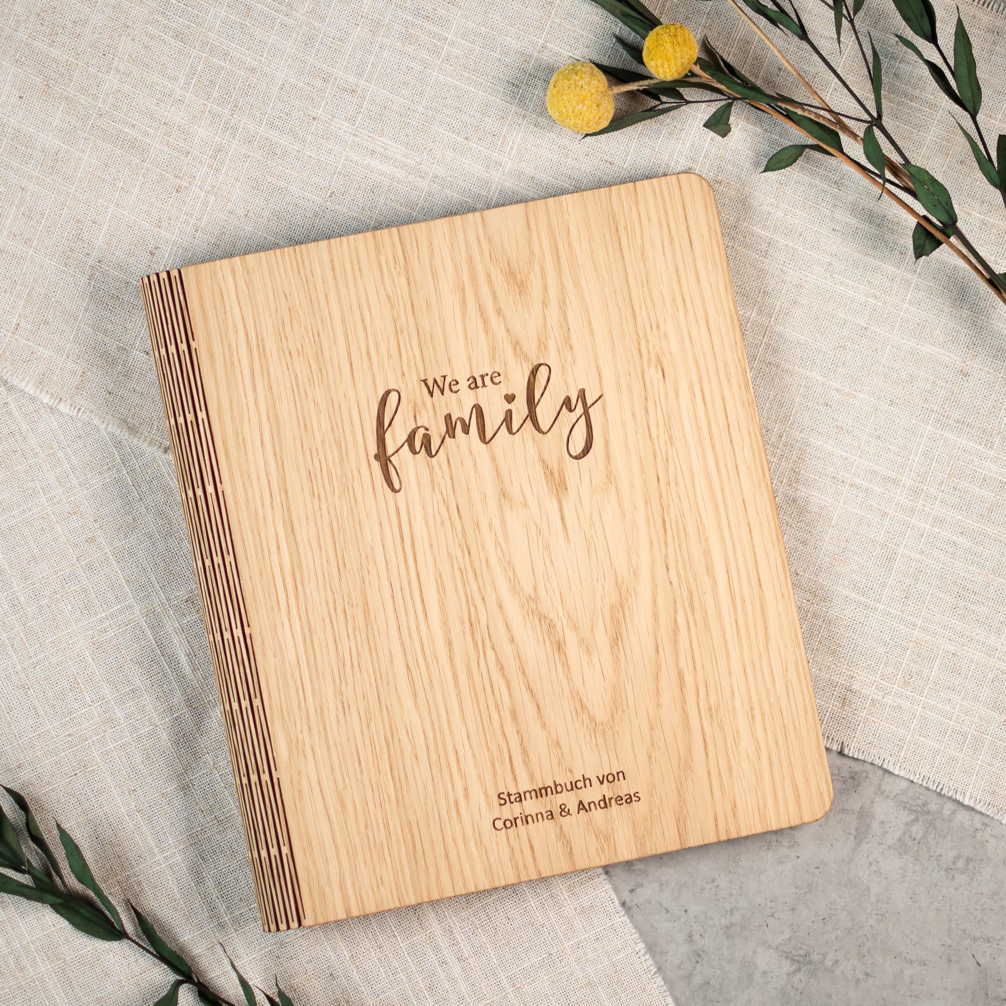 Stammbuch Holz, personalisiert mit Familienname, We are family