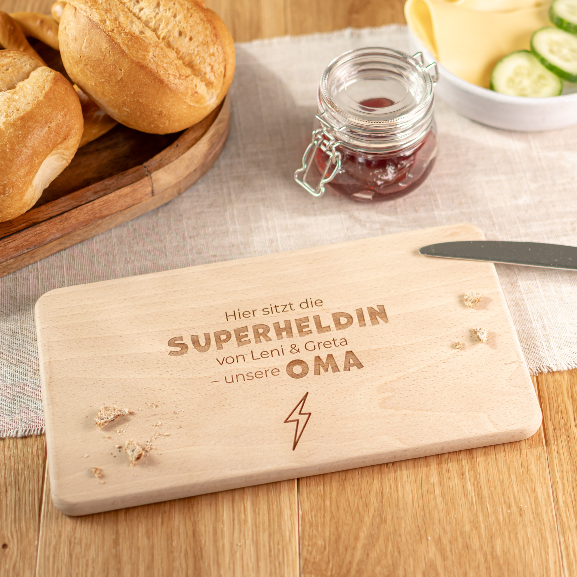 Personalisiertes Holzbrettchen für Oma – Superheldin-Design für den Frühstückstisch