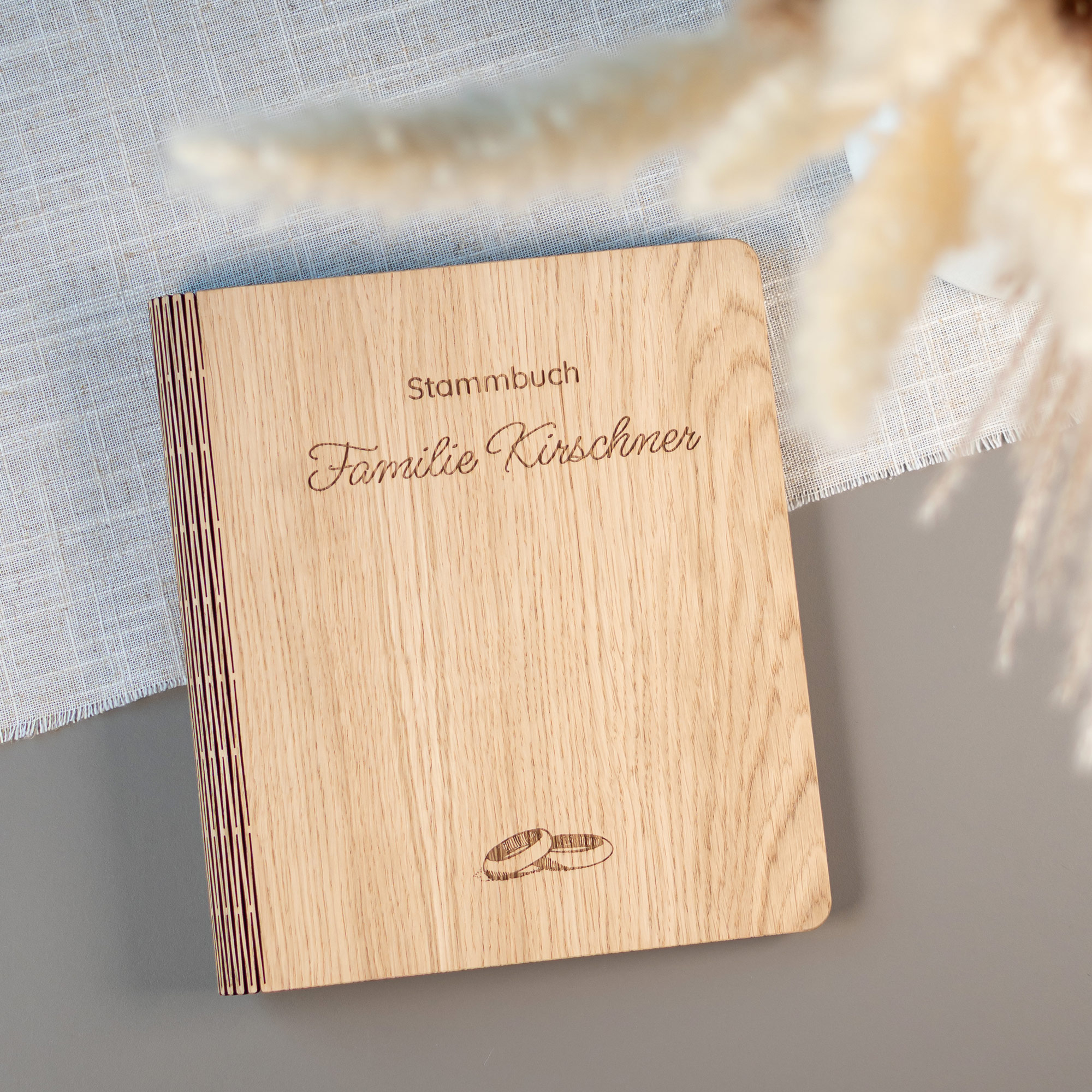 Stammbuch Holz, personalisiert mit Familienname, Ringe