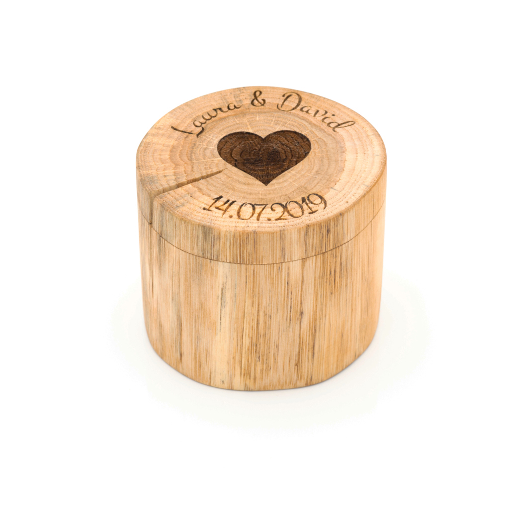 Romantische Ringbox mit Herz aus Eiche-Fallholz in verspieltem personalisiertem Design