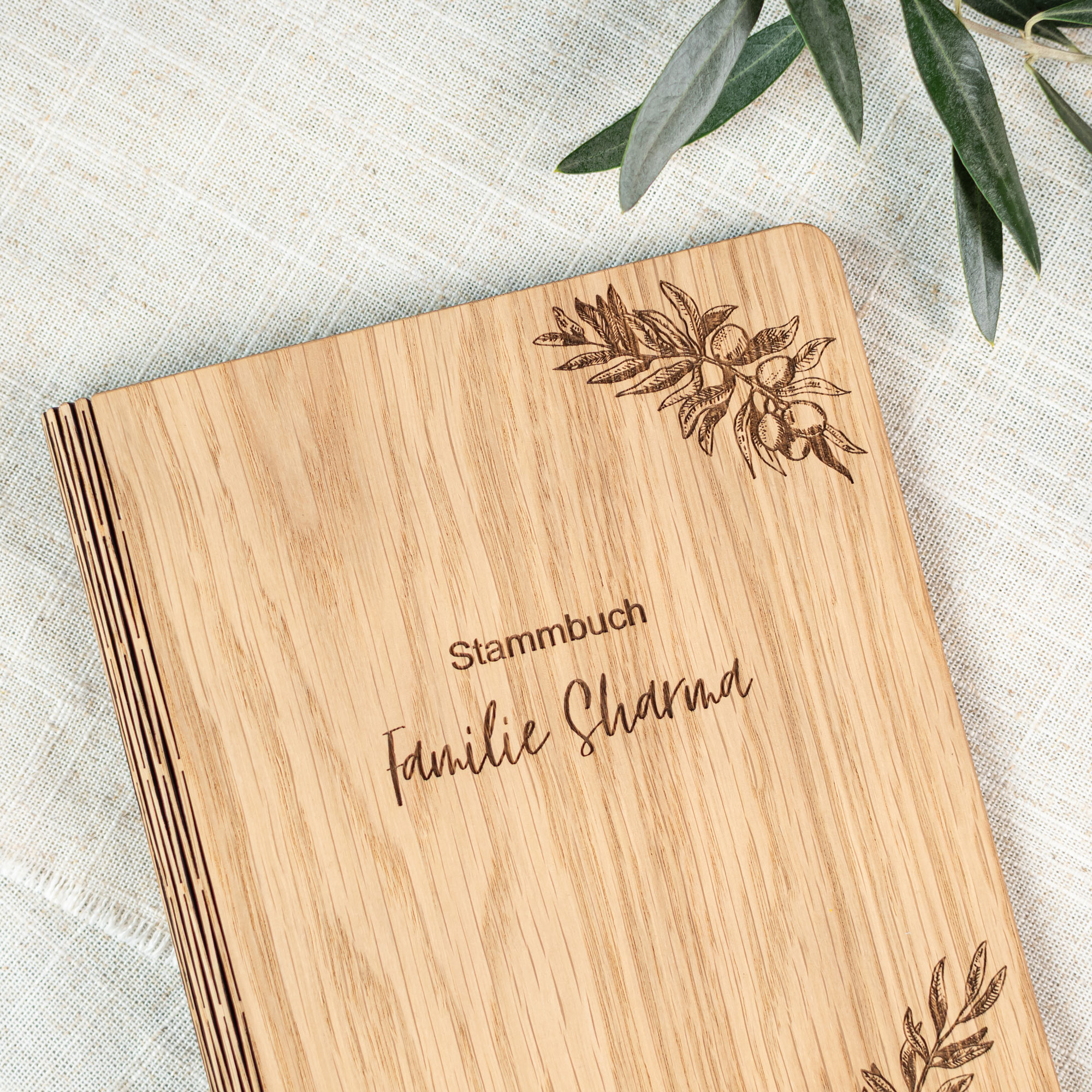 Familienstammbuch aus Holz mit Wunschgravur - erhältlich in verschiedenen Größen