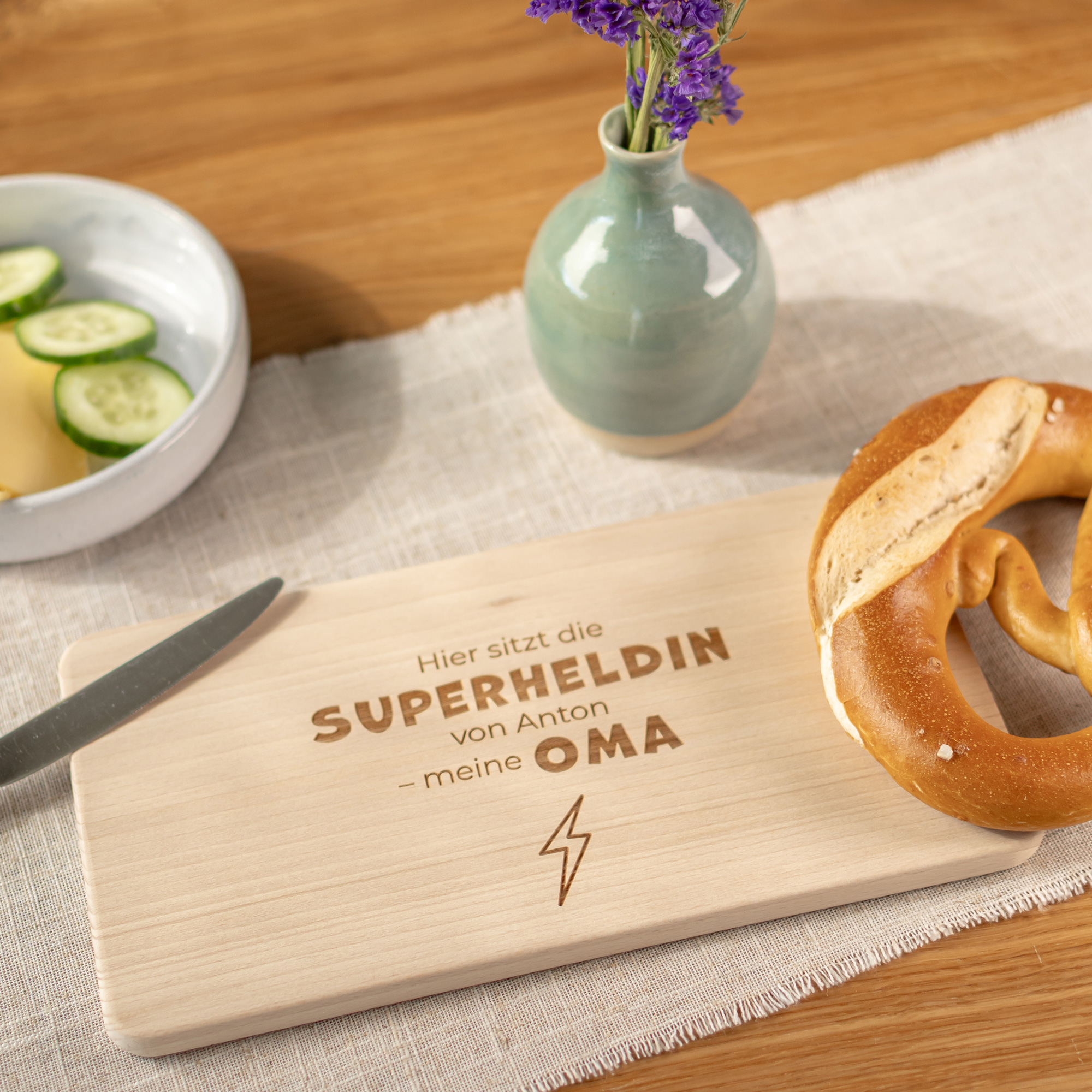 Geschenkidee für Oma: Frühstücksbrett aus Holz mit Superheldin-Gravur