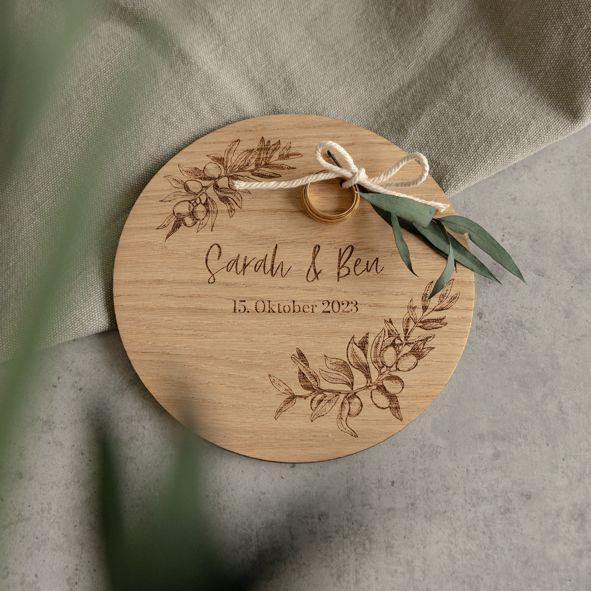 Holzscheibe als Ringkissen für Hochzeit, personalisiert mit Namen