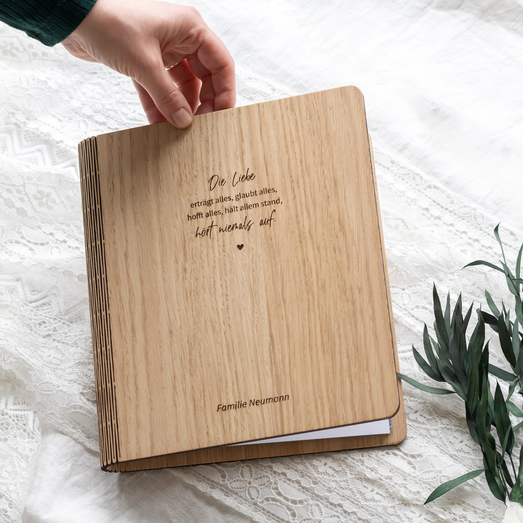 Besonderes Stammbuch aus Holz mit individueller Gravur Eures Familiennamens