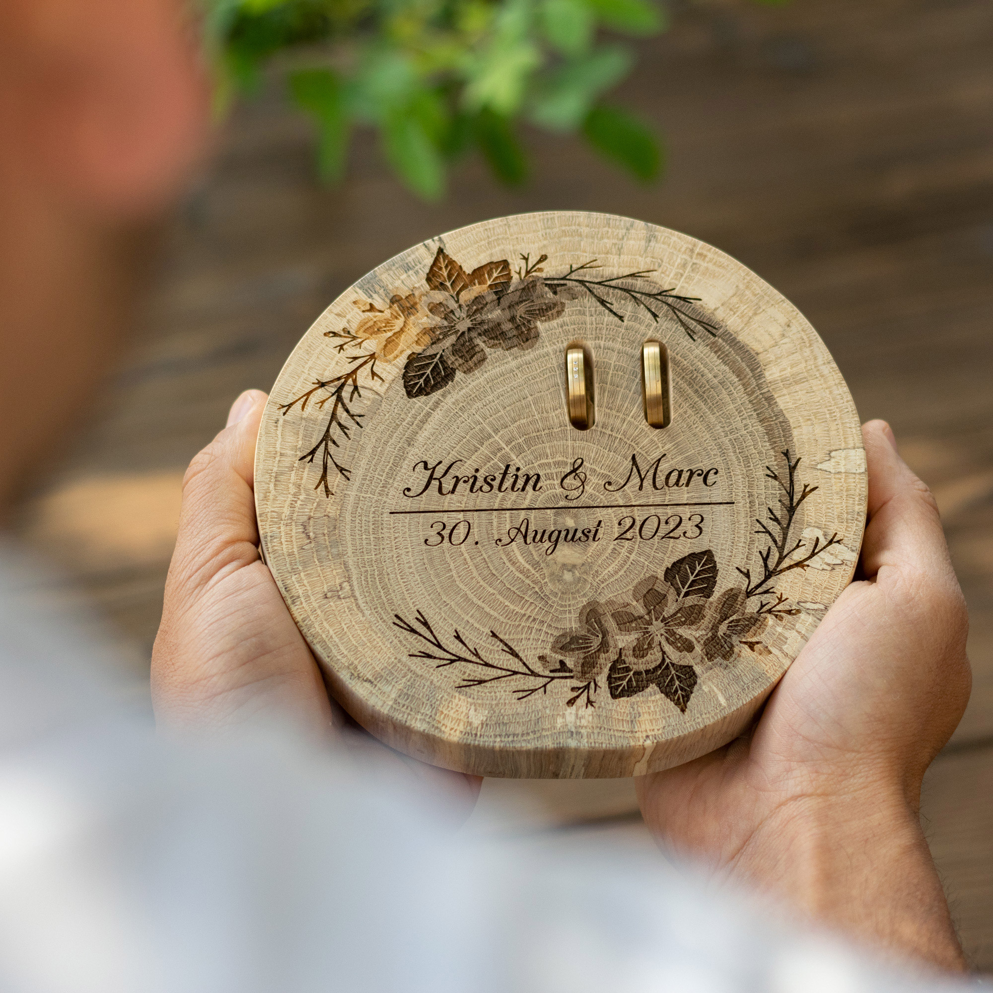 Ringkissen aus Holz für Hochzeit - individuell mit Namen graviert