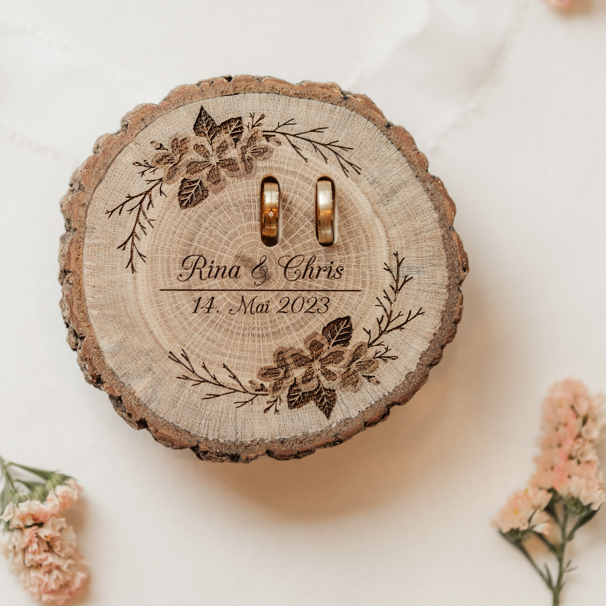 Einzigartiges Ringkissen aus Holz für Eure Hochzeit mit individueller Gravur