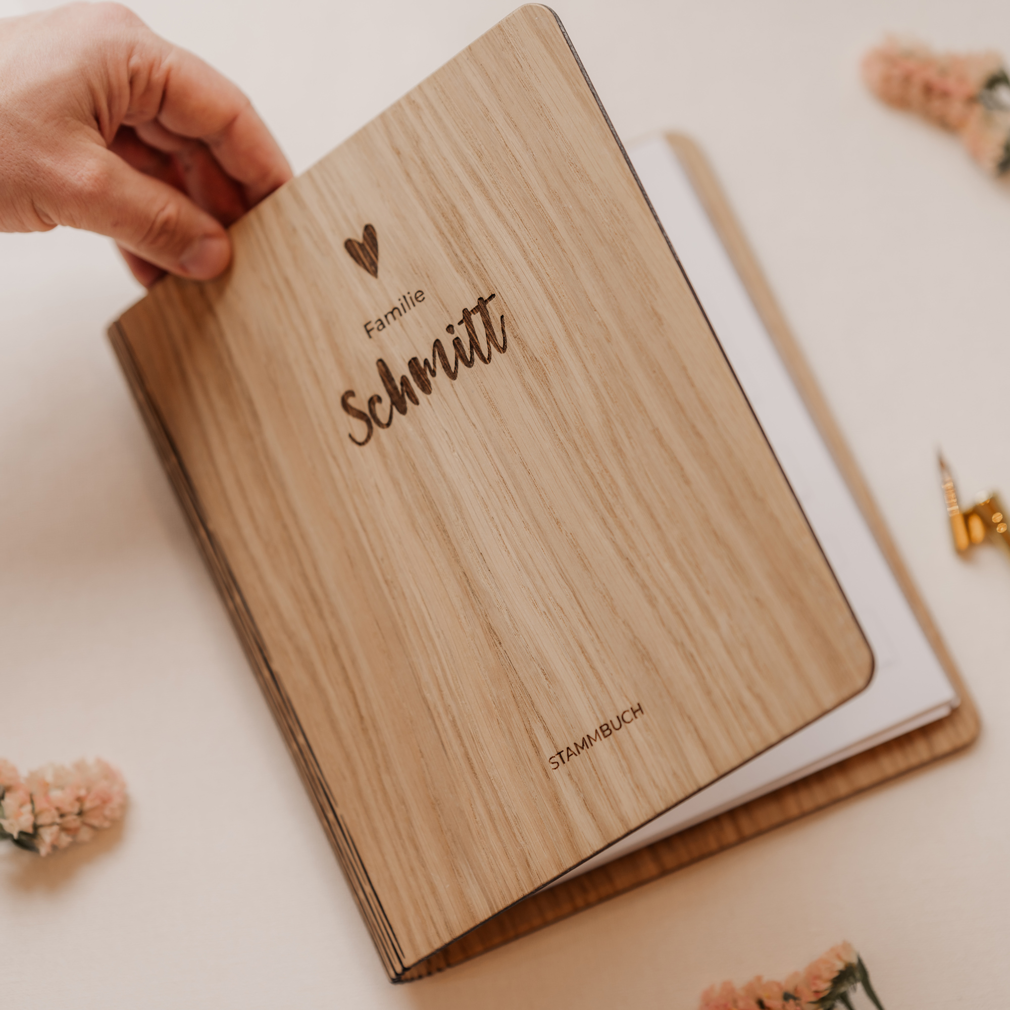 Stammbuch Holz, personalisiert mit Familienname, Herz