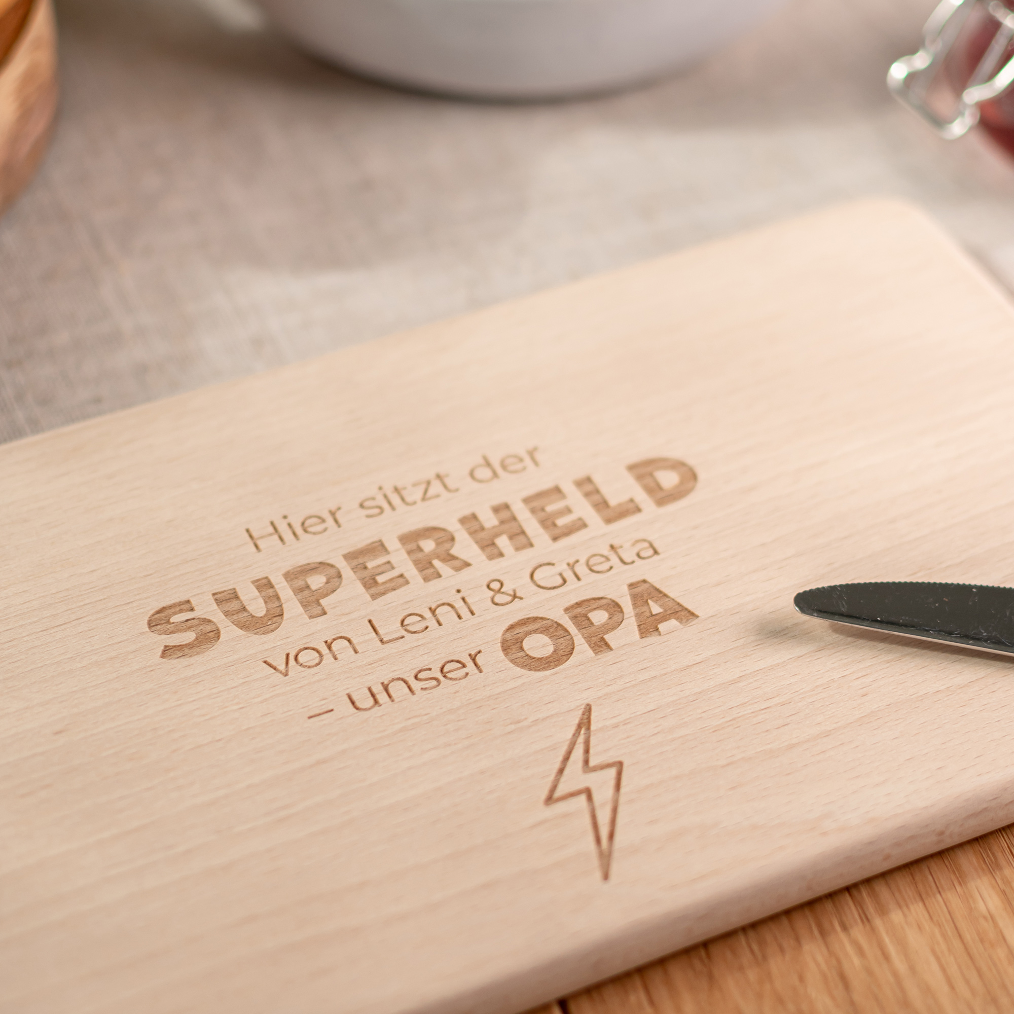 Holzbrettchen mit Gravur „Superheld Opa“ – perfektes Geschenk zum Frühstück